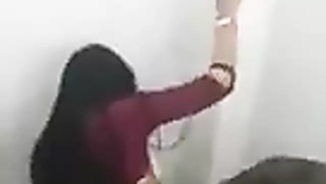 Узбечка по быстрому трахается в туалете с другом