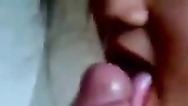 Узбечка ласкает языком головку члена