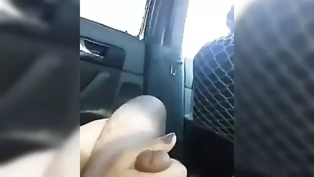 Нежная узбечка делает минет в машине