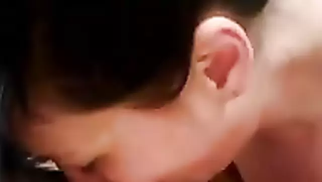 Взрослая узбечка ублажает мужа минетом