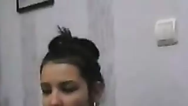 Выпившая узбечка показала голую жопу